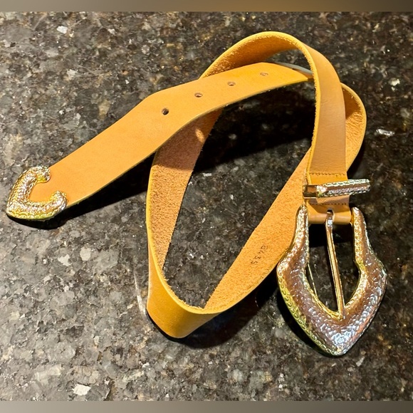 Brand Unknown Accessories - ⭐️VINTAGE Caramel Colored Leather Belt w/Large  Gold-Tone Buckle & End Tip XS⭐️